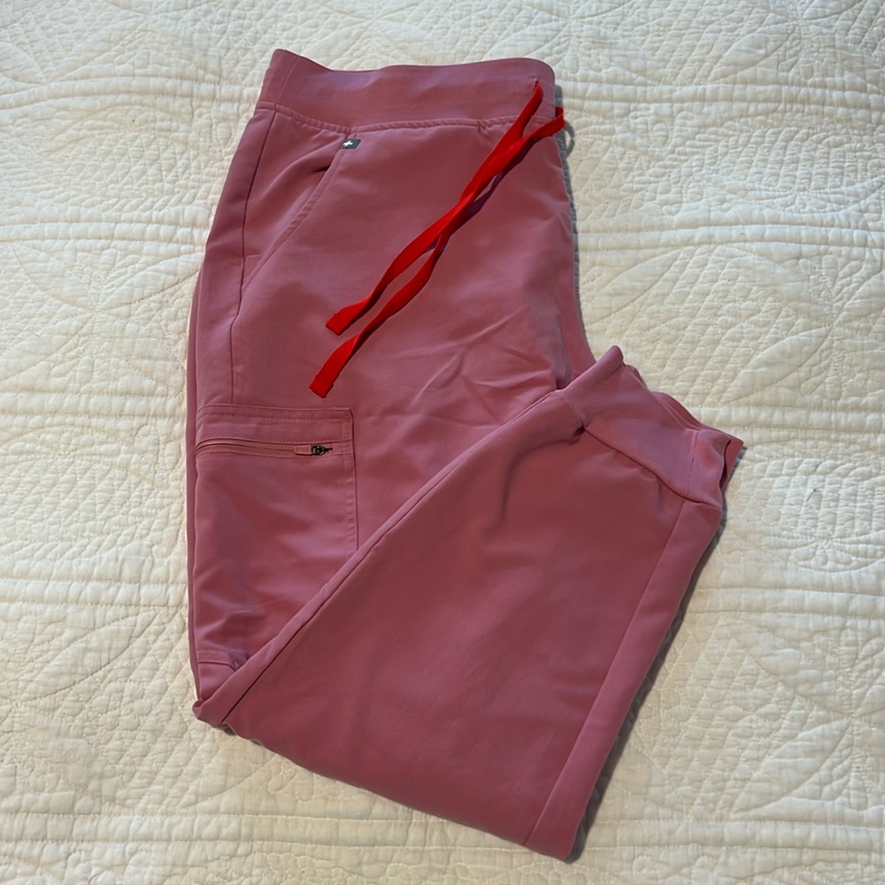 FIGS Women’s Zamora Jogger Scrub Pants Size XL/P Chalk Pink